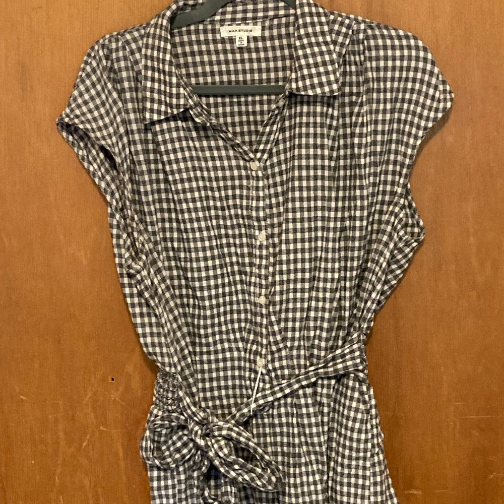 Max studio, black-and-white checkered cap sleeve